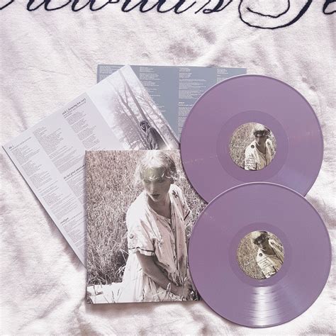 Unboxing Taylor Swift folklore variant 4. the "Betty's Garden" edition. This limited edition Taylor Swift record includes 2 purple records.
